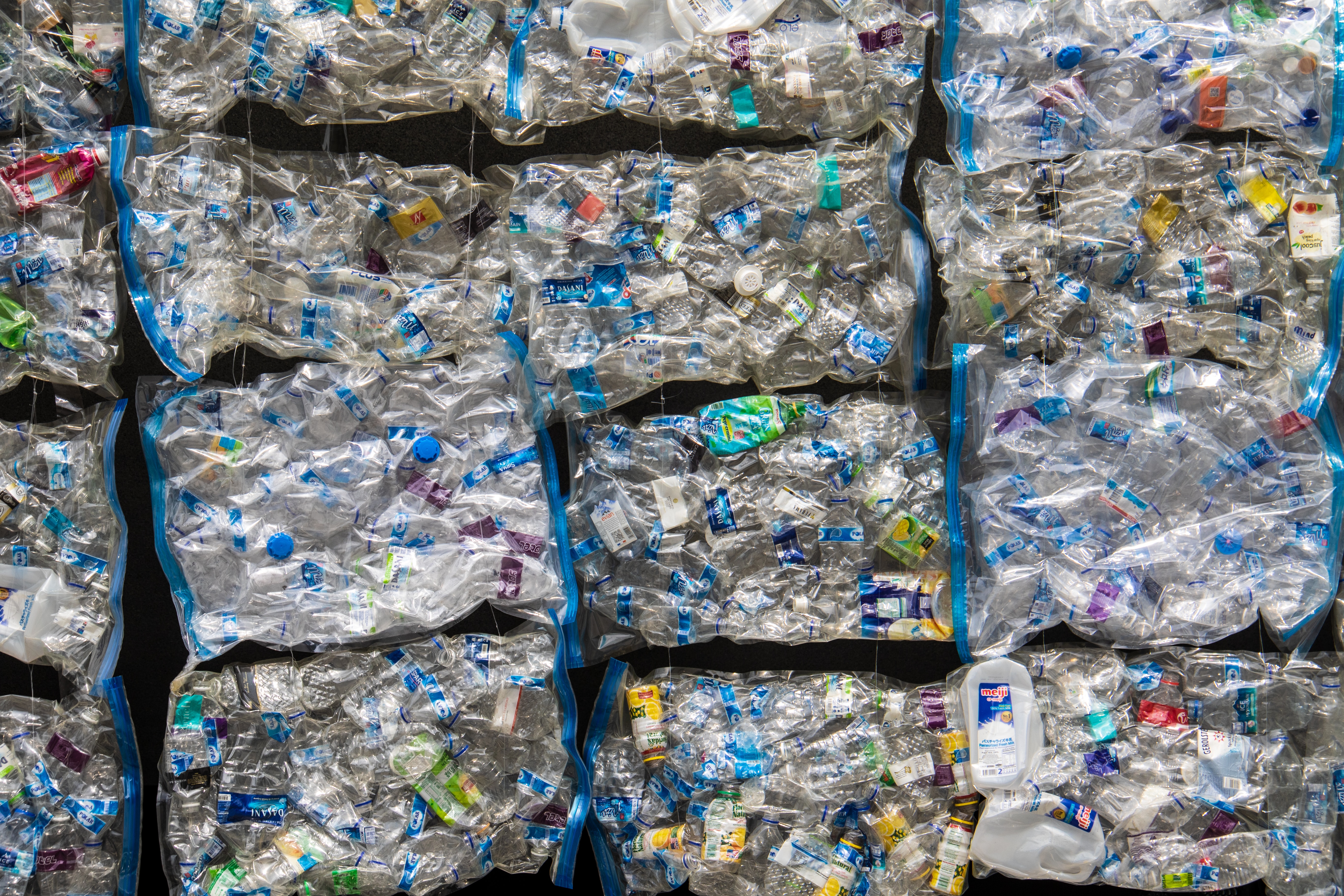 Kokkupressitud plastpudelid korralikus virnas