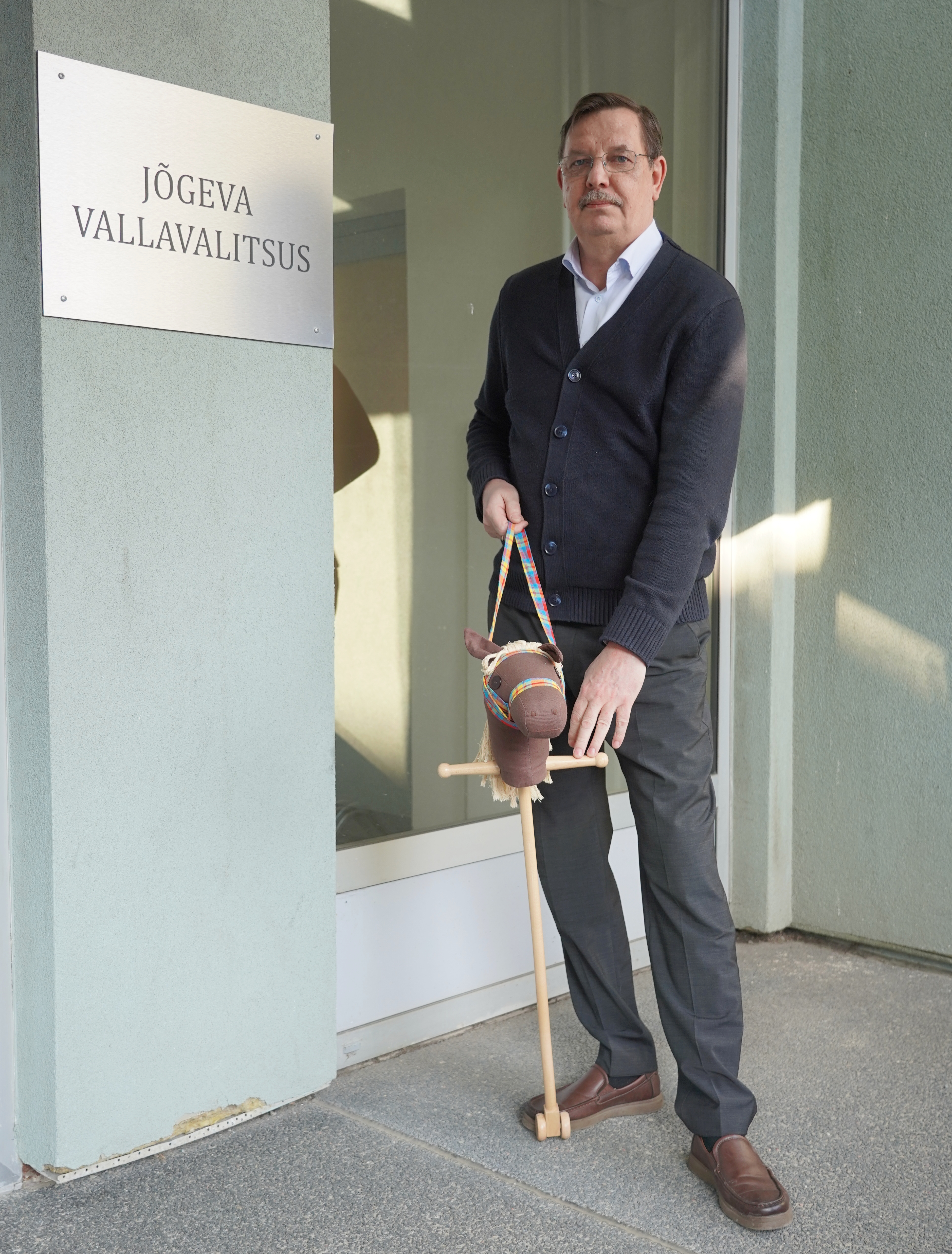 Vallavanem Taavi Aas kepphobusega vallamaja ees.
